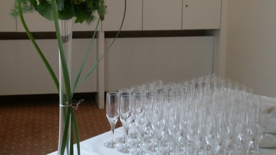 Sektempfang im Foyer vor den Salons